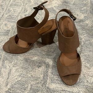 Size 7.5 tan chunky heel